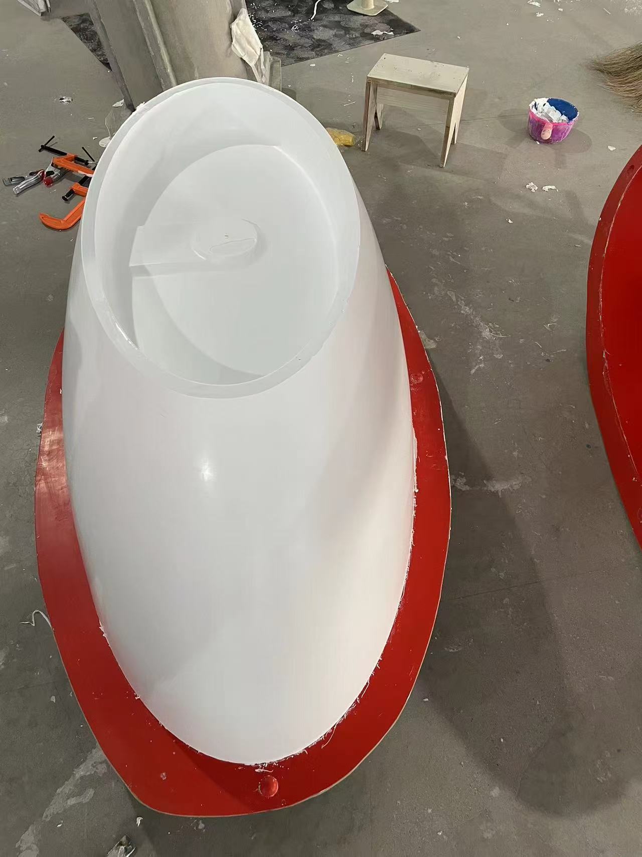 Bồn tắm bằng đá nhân tạo được sản xuất với sự hướng dẫn của SIHE.