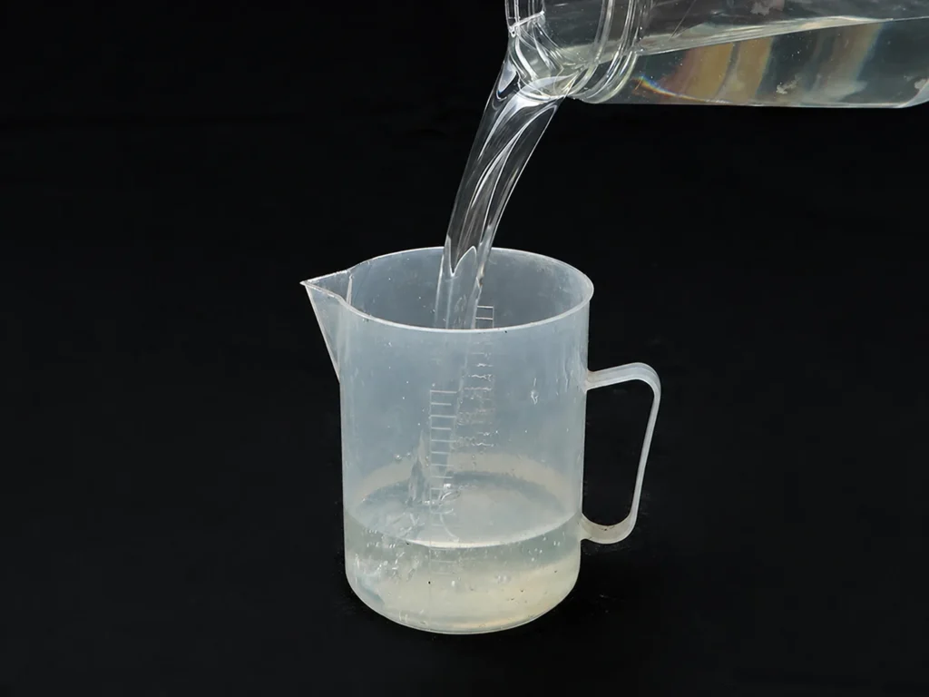 Clear polyester resin pouring process for controlled casting